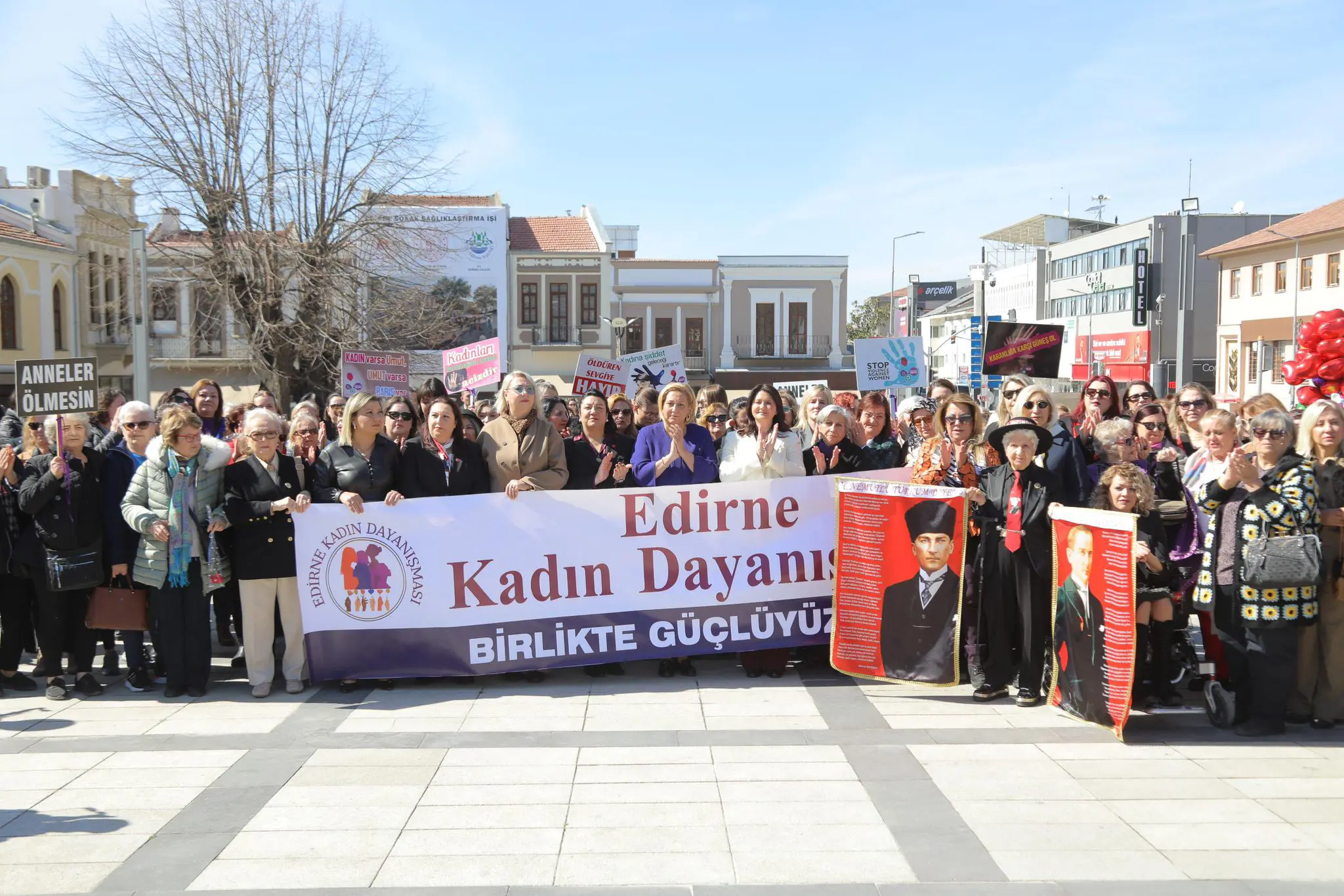 EDİRNE BELEDİYESİ YENİİMARET KADIN MERKEZİ KADINLAR GÜNÜ’NDE HİZMETE AÇILDI galeri görseli